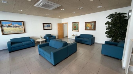 La sala de vetlla del cementiri de Palamós estena nou mobiliari i decoració