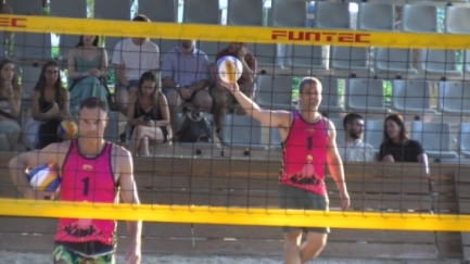 La Santa Market estrena un torneig de vòlei platja amb equips professionals