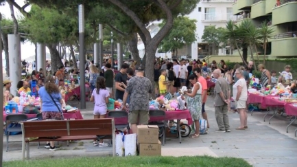 La tercera edició del Petit Mercat de Platja d'Aro omple el passeig de vida