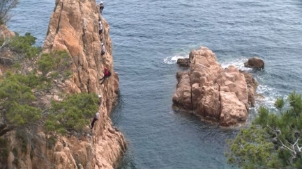 La via ferrata de la Cala del Molí obre un dia i torna a quedar tancada en plena polèmica