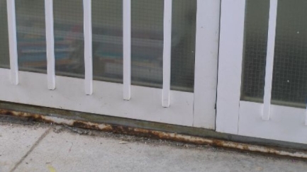 L’AFA de Vall-llobrega denuncia el mal estat dels barracons de l’escola