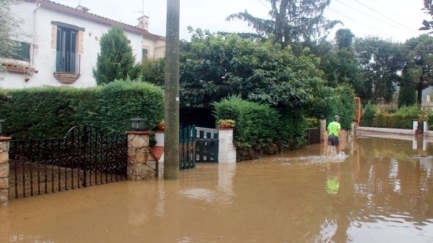 L'aiguat inunda la part baixa de la urbanització Golf Costa Brava