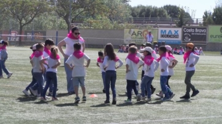 L'alumnat gaudeix de la dansa tradicional en una nova edició del Dans'Aro