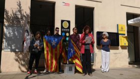 L'ANC enganxa plaques commemoratives als col·legis electorals de l'1-O