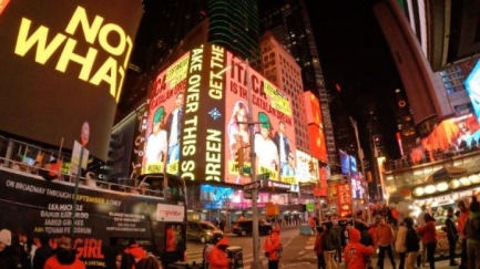 L'anunci del Festival Ítaca 2024 apareix a la pantalla gran de Times Square