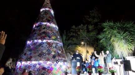 L'arbre de 9,5 metres de ganxet protagonitza l'encesa de llums de Calonge i Sant Antoni