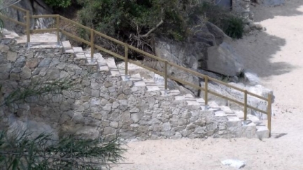 Les escales d'accés a Cala Belladona arreglada després dels desperfectes del Glòria