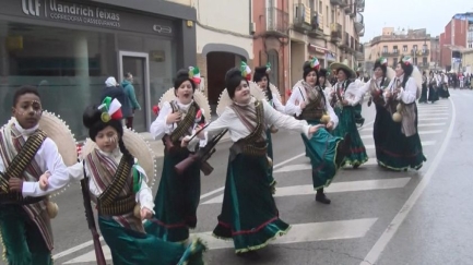 Les Troneres protagonitzen el primer regnat de la rua de Carnaval de la Bisbal d'Empordà