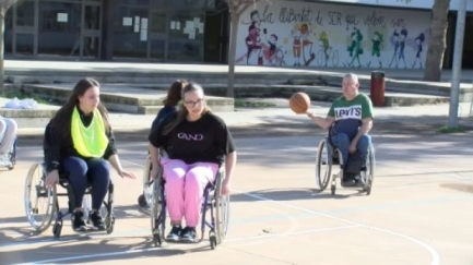 L’esport adaptat arriba a l’Institut Ridaura per sensibilitzar els joves