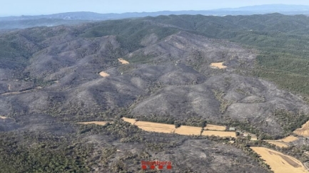 L'incendi continua estabilitzat, però els Bombers mantenen la preocupació pel flanc dret