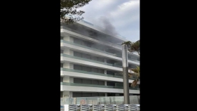 L'incendi en un bloc d'apartaments de Platja d'Aro deixa un pis cremat
