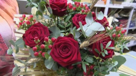 Magda Floristes ens ensenya a preparar un ram de roses de Sant Jordi