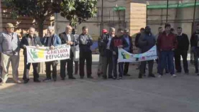 Manifestació de rebuig a SOM Catalans a les portes del debat electoral de Sant Feliu