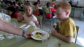 Més beques menjador i més places de transport escolar al Baix Empordà