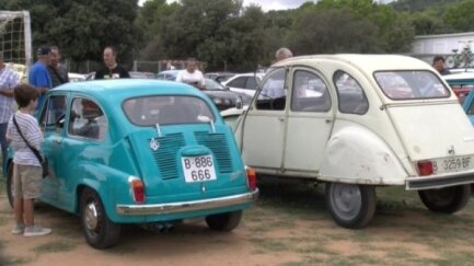 Més de 190 vehicles clàssics omplen Vall-Llobrega en una festa de motors i història