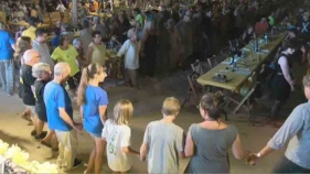 Més de 500 persones assisteixen al Sopar Groc de Sant Feliu