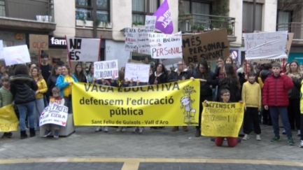 Mestres, alumnes i famílies surten al carrer en defensa de l'educació