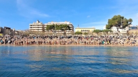 Mig miler de persones participen al primer bany de l'any