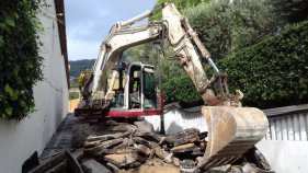 Milloren el carrer que va al port de Fornells, a Begur, amb un tracte de vial de vianants