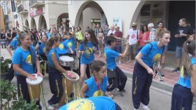 Molt ritme als carrers de Sant Feliu amb la 7a Timbalada Ganxona