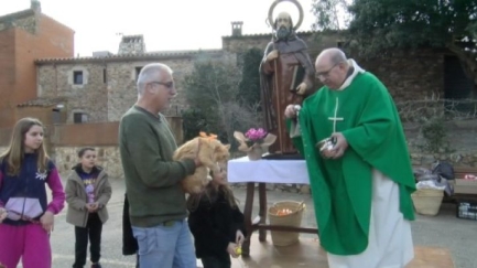 Mont-ras manté viva la tradició de Sant Antoni Abat amb la benedicció dels animals