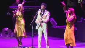 Nile Rodgers i la seva banda fan moure Cap Roig a ritme de música disco