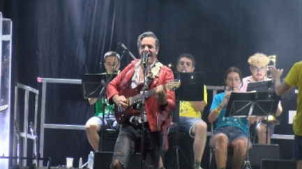 Obeses i la Cobla Berga Jove fusionen rock i música tradicional a Palamós