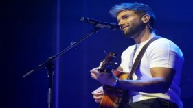 Pablo Alborán i Miki Núñez posen dempeus el públic del festival de Cap Roig