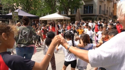 Palafrugell viu un Sant Jordi multitudinari amb carrers plens d’activitat cultural