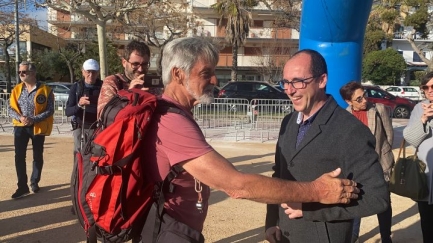 Palamós dona la benvinguda a Jean-Marie Van Butsele, qui ha recaptat 30.000 € solidaris