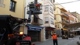 Palamós inicia la instal·lació de la il·luminació nadalenca