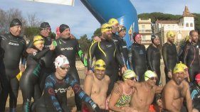 Palamós s'acomiada de l'any amb la 'Sansiswim'