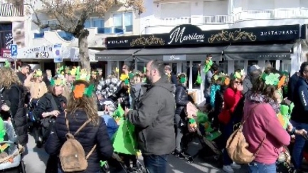 Palamós s'emplena d'infants i famílies disfressades per Dijous Gras amb la rua infantil