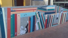 Pinten un mural km 0 al pati de la Biblioteca de Palafrugell