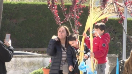 Platja d’Aro celebra el Diumenge de Rams amb desenes de famílies tot i la tramuntana