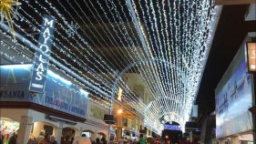 Platja d'Aro encén la il·luminació de Nadal amb un gran espectacle de llums i so