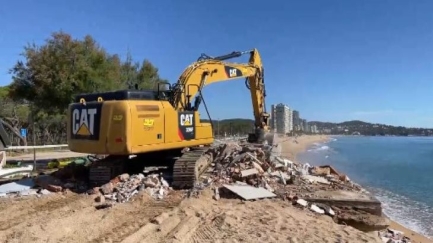 Platja d'Aro enderroca l'edifici de l'escola de vela afectat pels darrers temporals