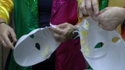 Platja d’Aro escalfa motors pel Carnaval amb un taller creatiu al Centre Cívic