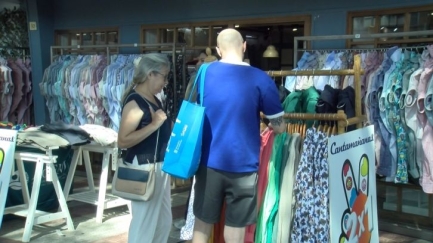 Platja d’Aro treu les botigues al carrer amb descomptes i ambient a peu de vila