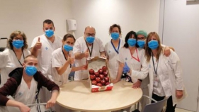 Poma de Girona reparteix 300 kg de pomes a sanitaris de Girona, Figueres i Palamós