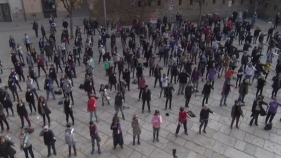 Prop de 400 dones interpreten l'himne feminista 'Un violador en tu camino' al Baix Empordà