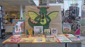 Un racó amb tots els prismes de Sant Jordi a la Biblioteca de Torroella