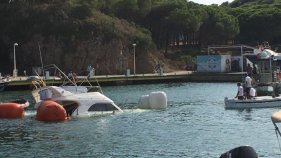 Reflotament d'una barca al Club Nàutic Port d'Aro