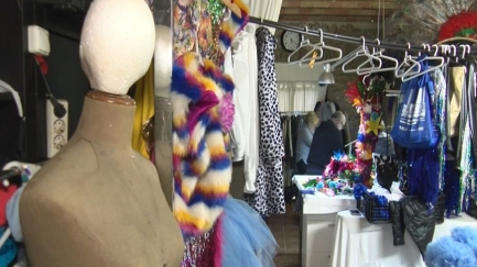 REPORTATGE - Els costurers emeten les darreres puntades en els vestits de Carnaval