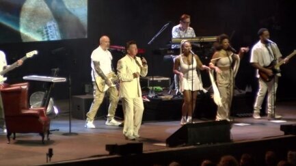 Rick Astley connecta amb el públic de Cap Roig en una nit carregada de nostàlgia