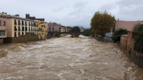 El temporal desborda el Daró, fa tallar carreteres i omple de brutícia el litoral