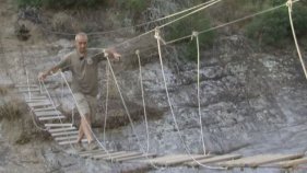 Roben el cablejat de dos ponts de la via ferrata de les Gorges de Salenys