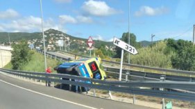 S'accidenta una ambulància a Calonge