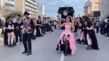 Sant Antoni de Calonge viu la gran rua matinal amb 29 colles