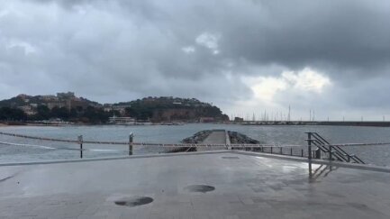 Sant Feliu de Guíxols activa una reunió d’emergència i manté tancat l’accés a l’espigó